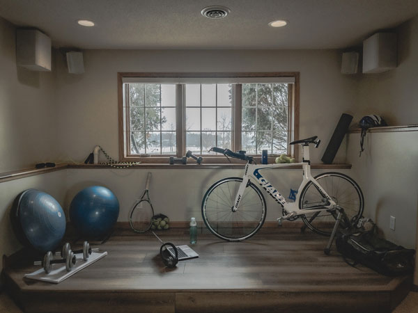 A clean and small at-home gym